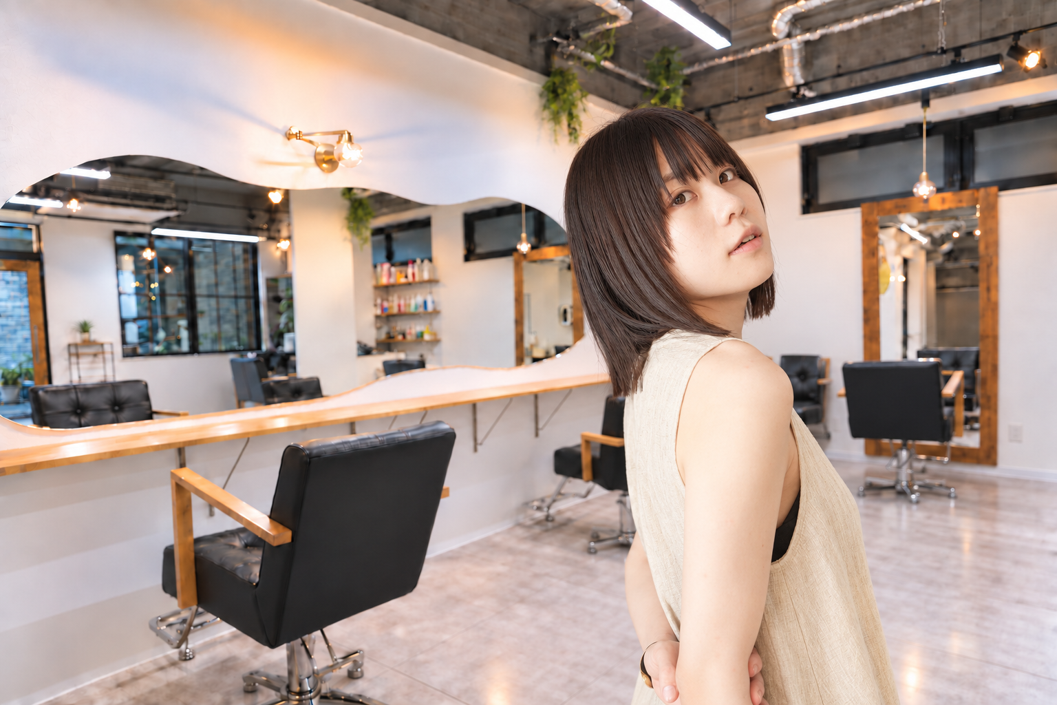 自然なボブスタイルのモデルとdittoの店内