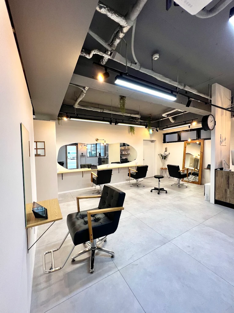 ditto hair designの明るい店内